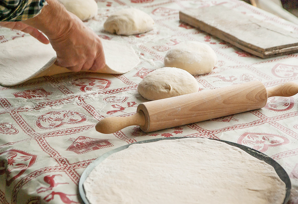 Bild: Pizzateig zubereitn