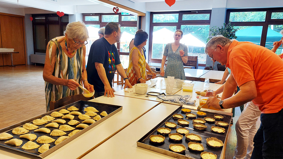 Bild: Gruppe bereitet Essen zu