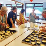 Bild: Gruppe bereitet Essen zu