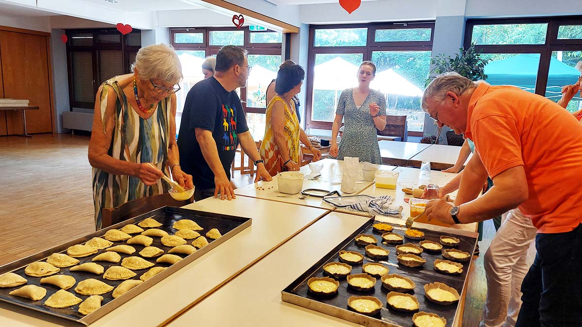 Bild: Gruppe bereitet Essen zu