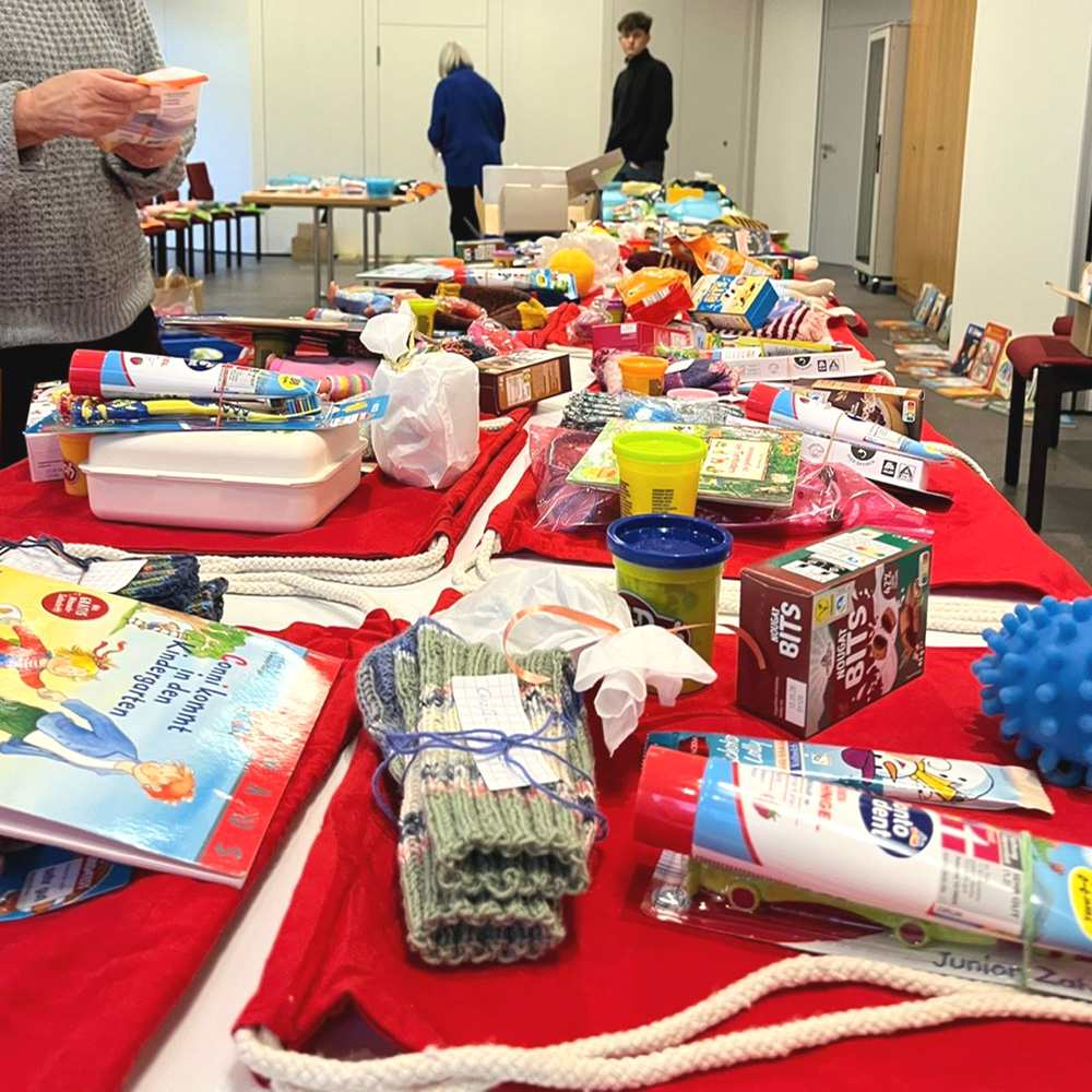 Bild: Packen der Weihnachtstüten