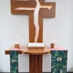 Bild: Kreuz am Altar
