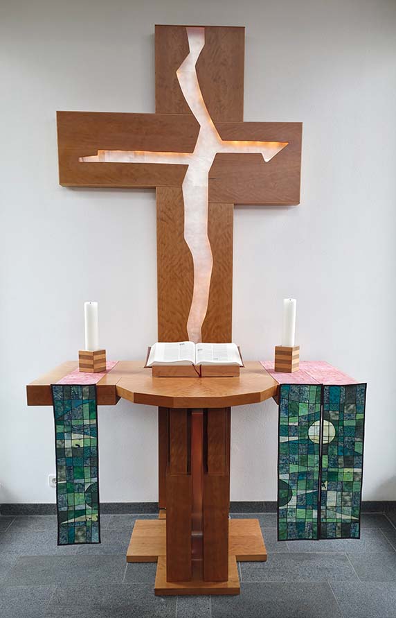 Bild: Kreuz am Altar
