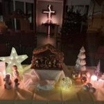 Bild: Lebendiger Adventskalender, Blick in den Kirchenraum auf Adventstisch