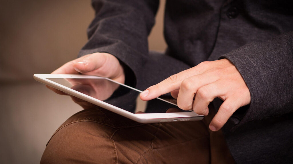Bild: Mann mit Tablet