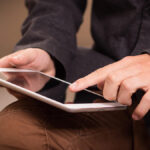 Bild: Mann mit Tablet