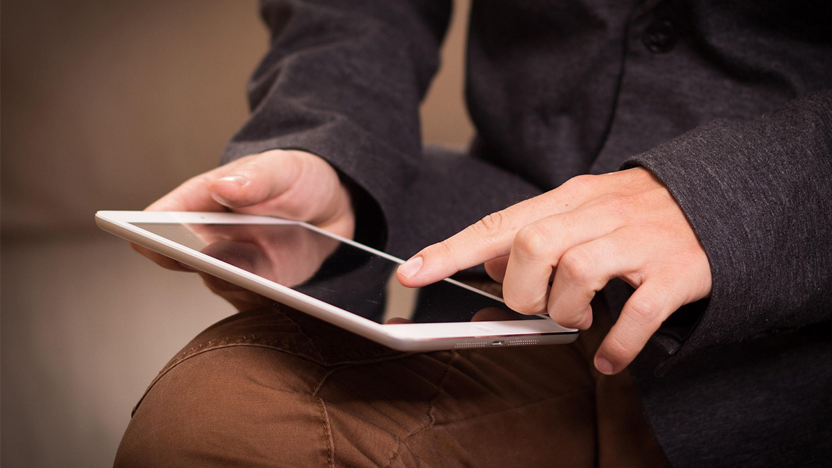 Bild: Mann mit Tablet