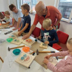 Kinder beim Nagelbild herstellen