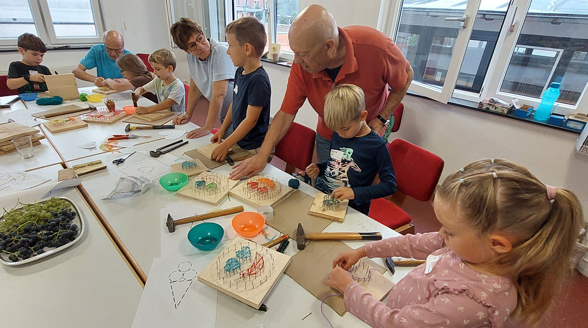 Kinder beim Nagelbild herstellen